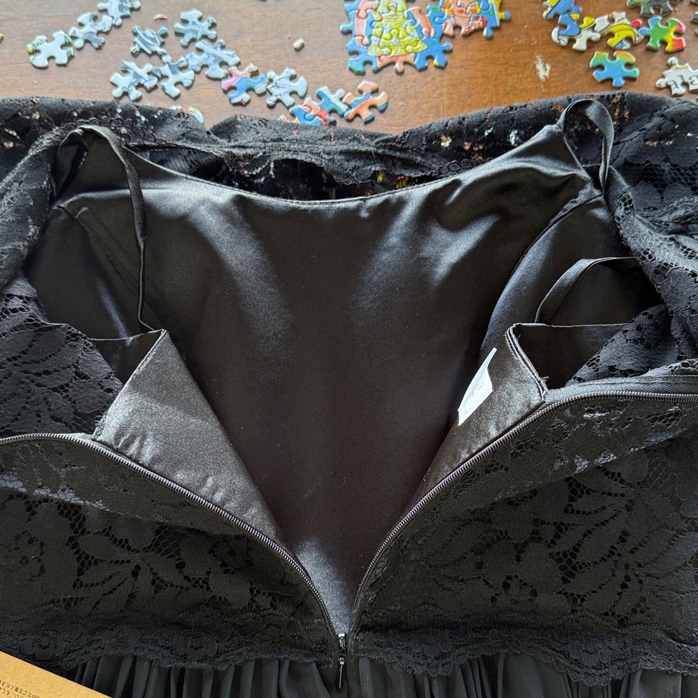 Black lace pleated special occasion dress. - Picture 4 of 7